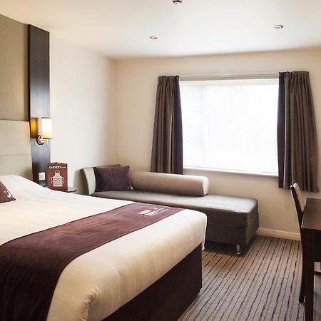 Premier Inn London Romford Central Eksteriør bilde