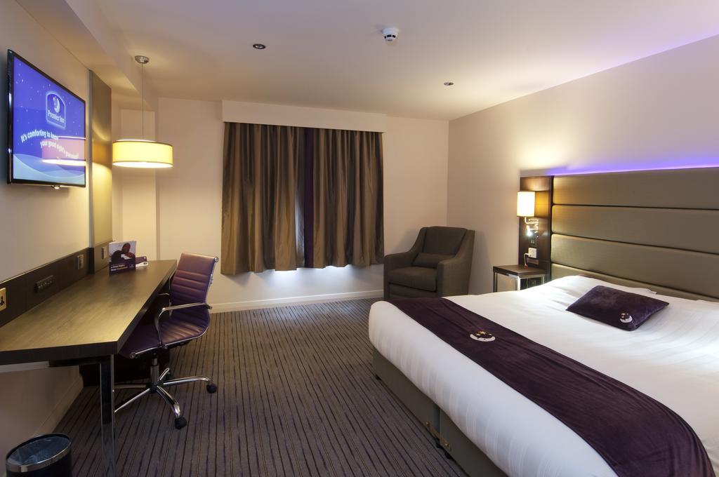 Premier Inn London Romford Central Eksteriør bilde